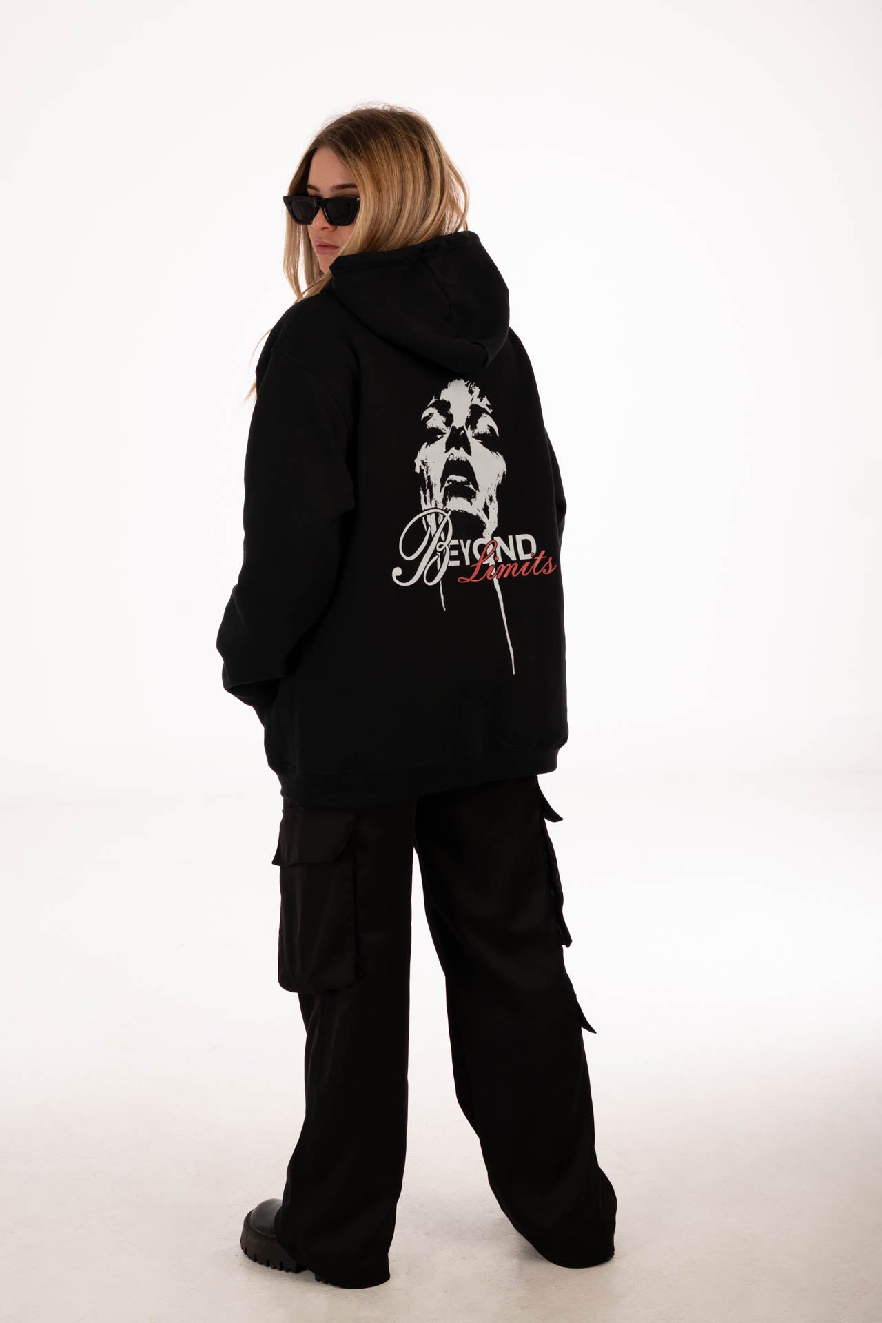 HOODIE "BEYOND LIMITS" NEGRO