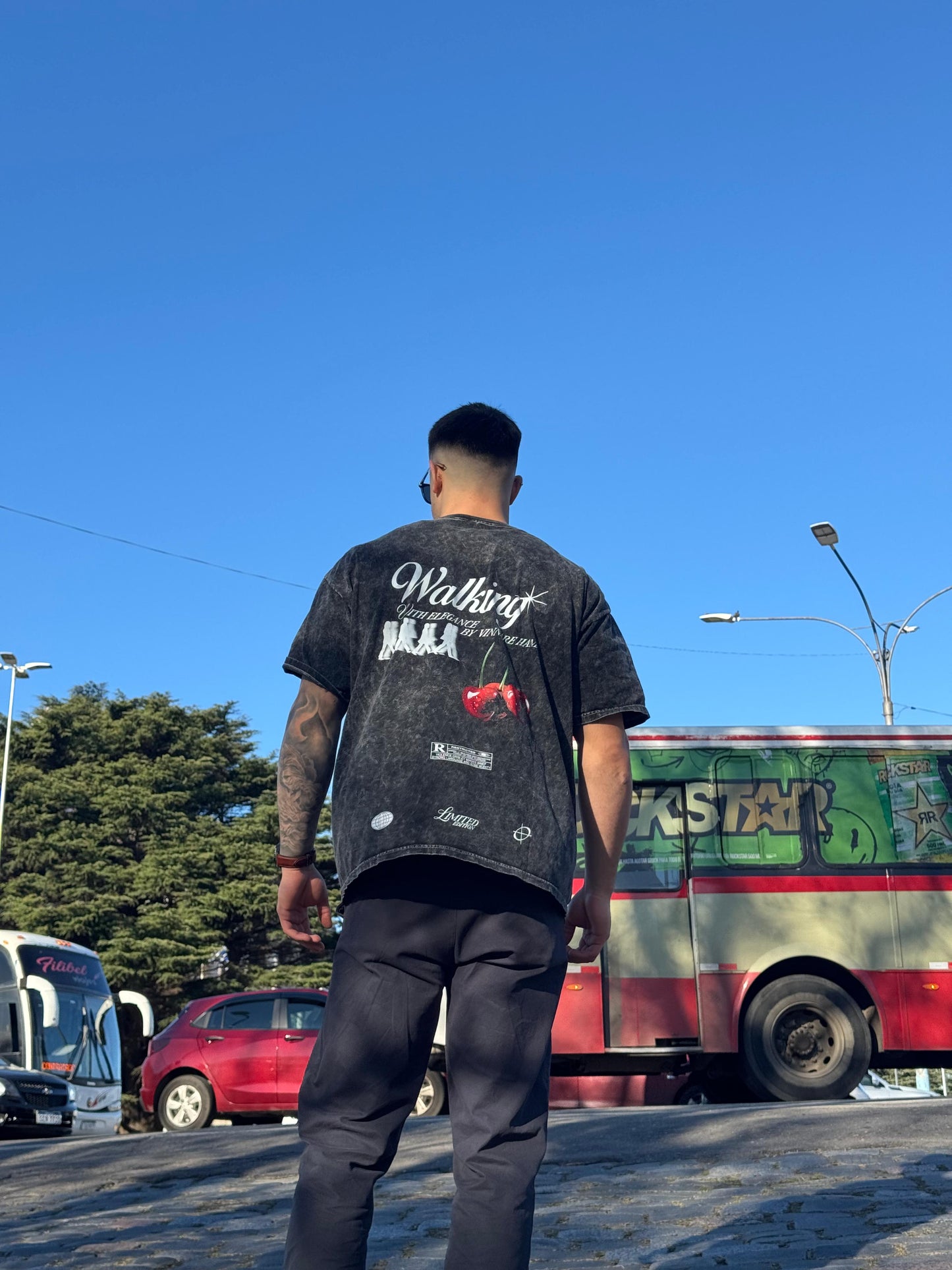 WALKING REMERA OVERSIZE WASHED