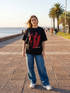 Remera oversize Lost Soul estampado rojo en la Rambla de Montevideo