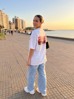 Remera Luxury oversize en la Rambla de Montevideo