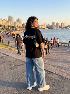 Remera oversize Blessed en la Rambla de Montevideo