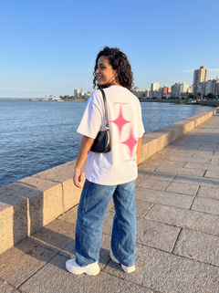 Remera Stars blanca en la Rambla de Montevideo
