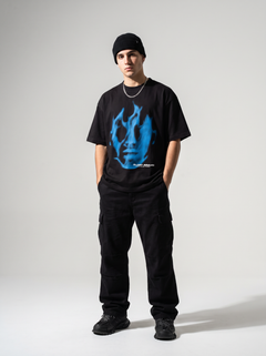 Remera oversize Lost Soul estampado azul, modelo en estudio