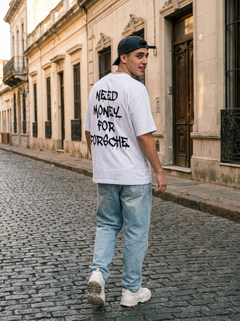 Remera Need Money blanca, estampado en la espalda, en Ciudad Vieja, Montevideo