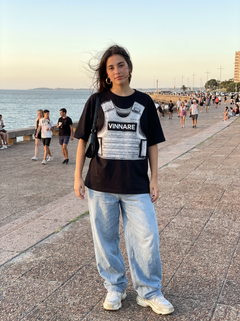 Remera Armored negra Vinnare en la Rambla de Montevideo