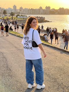 Remera Need Money blanca en la Rambla de Montevideo