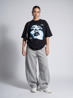 Pantalón deportivo baggy gris Vinnare puesto, modelo mujer en estudio