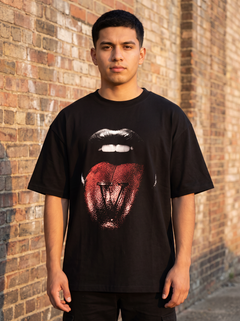 Remera Vinnare Mouth puesta, medio cuerpo
