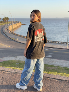 Remera washed Vinnare Peace en la Rambla de Montevideo