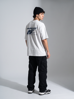 Remera oversize Celestial Power blanca, estampado en la espalda, modelo en estudio