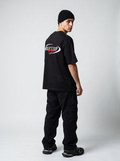 Remera oversize Blessed, estampado en la espalda, modelo en estudio