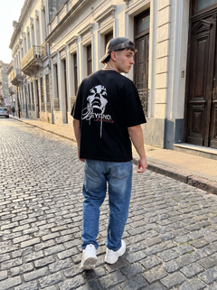 Remera oversize Beyond Limits, estampado en la espalda, en Ciudad Vieja, Montevideo
