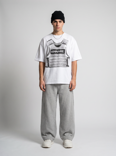 Pantalón deportivo baggy gris Vinnare puesto, modelo hombre en estudio