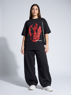 Pantalón deportivo baggy negro Vinnare puesto, modelo mujer en estudio