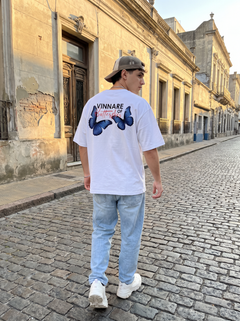 Remera blanca Vinnare butterfly en Ciudad Vieja, Montevideo