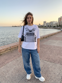 Remera Armored blanca Vinnare en la Rambla de Montevideo
