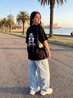 Remera oversize Beyond Limits en la Rambla de Montevideo