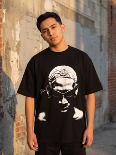 Remera oversize Dennis Rodman Vinnare puesta, medio cuerpo
