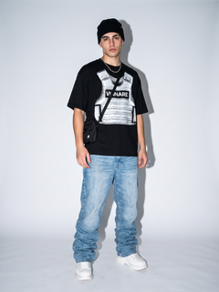 Remera Armored negra Vinnare, modelo en estudio
