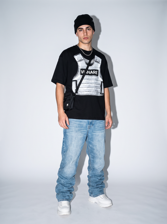Remera Armored negra Vinnare, modelo en estudio