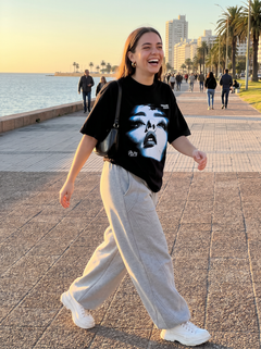 Pantalón deportivo baggy gris Vinnare, chica caminando por la Rambla de Montevideo